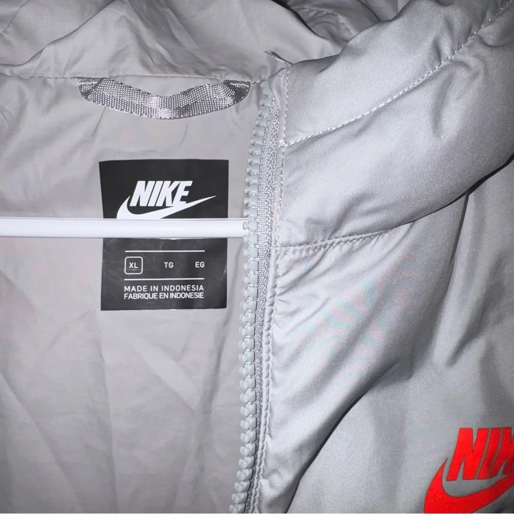 Nike‎ Big Kid Storm-FIT Windrunner hooded puffer jacket in grey black Size XL